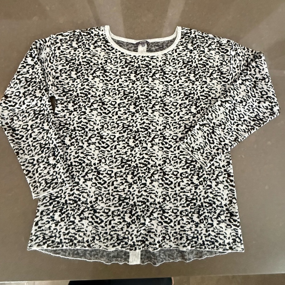 #54 🌷NYDJ Leopard Print Gray Women's Top size L - Picture 4 of 8